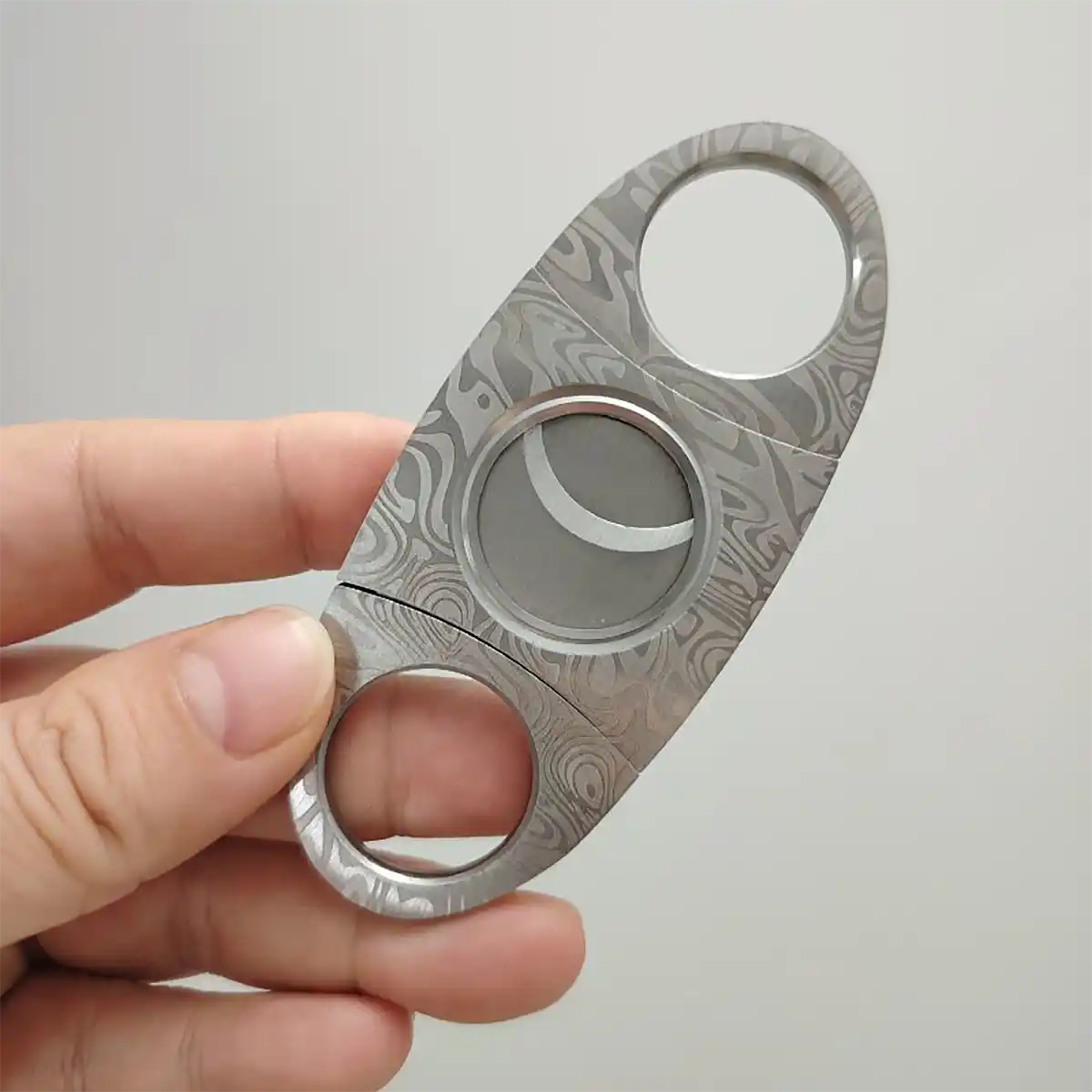 Damascus Cigar Cutter – Double Blade Stainless Steel | ProTravelHumidors 4 ProTravelHumidors stainless steel double blade cigar cutter with Damascus pattern finish – held by hand, precise clean cut for toro and robusto cigars